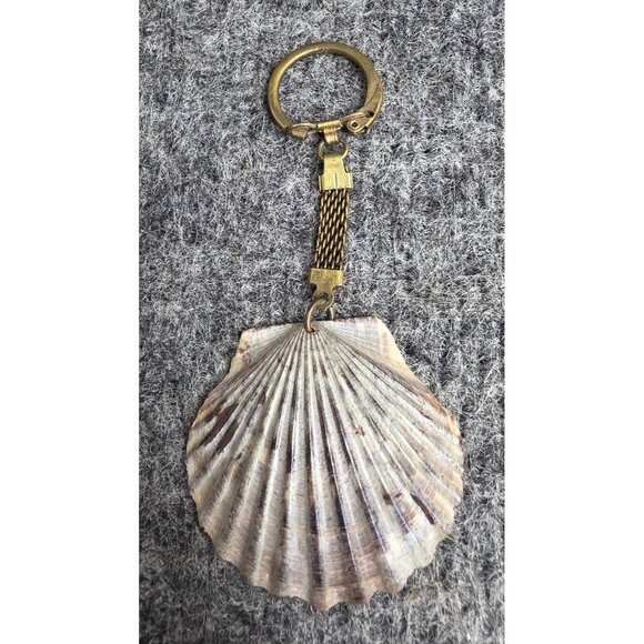 Scallop Shell Keychain With Vintage Brass Chain - Picture 1 of 3